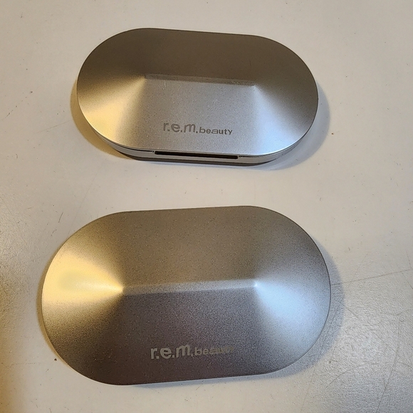 r.e.m Beauty Smitten Kitten Eyeshadow Palette Set Of 2 - Picture 7 of 10